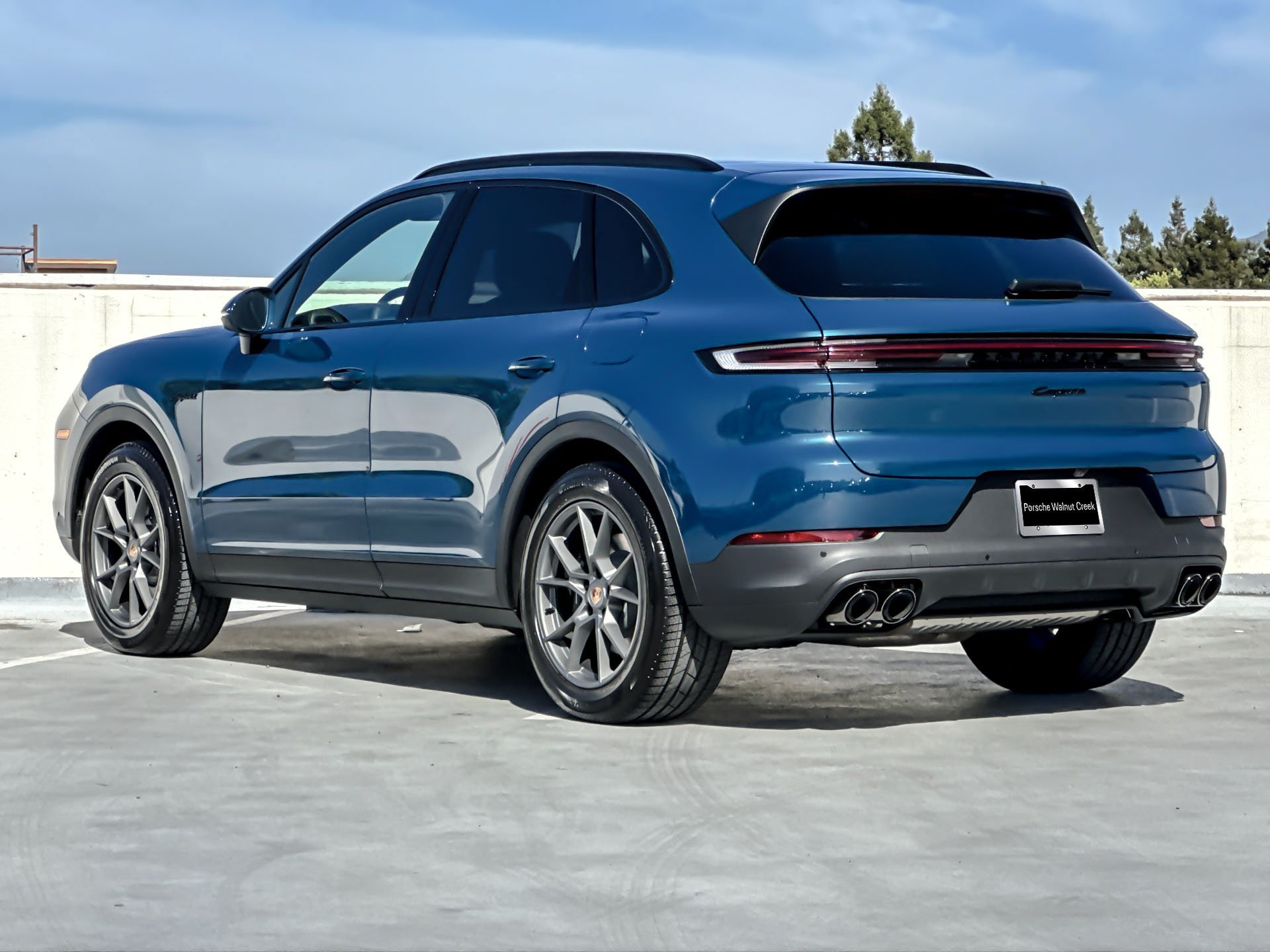 New 2026 Montego Blue Metallic Porsche E-Hybrid image 4