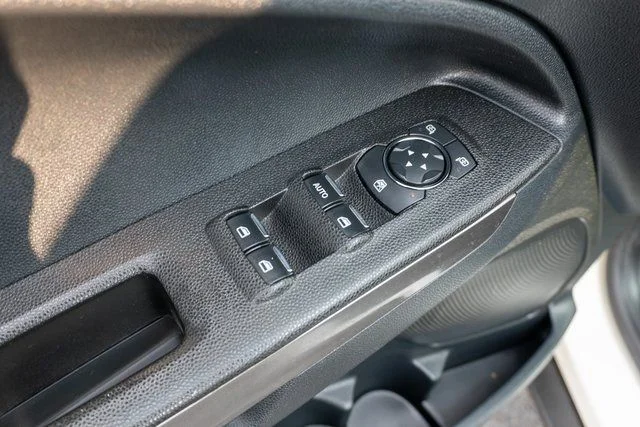 Used 2022 Diamond White Ford SE image 18