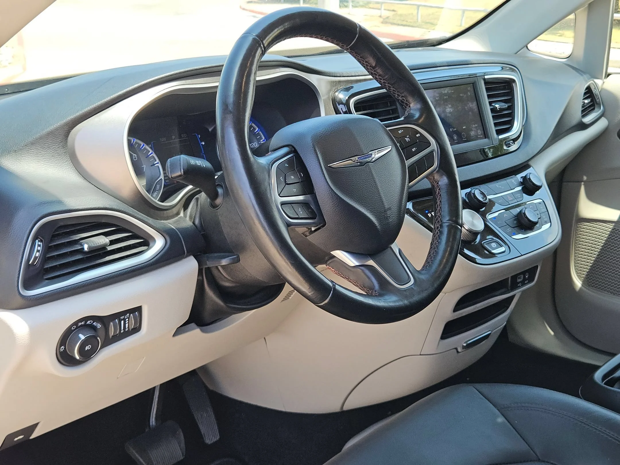 Used 2020 Silver Chrysler Touring L image 10