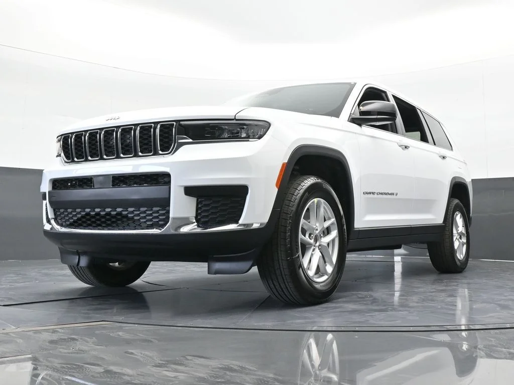 New 2026 Bright White Clear-Coat Exterior Paint Jeep Laredo image 51