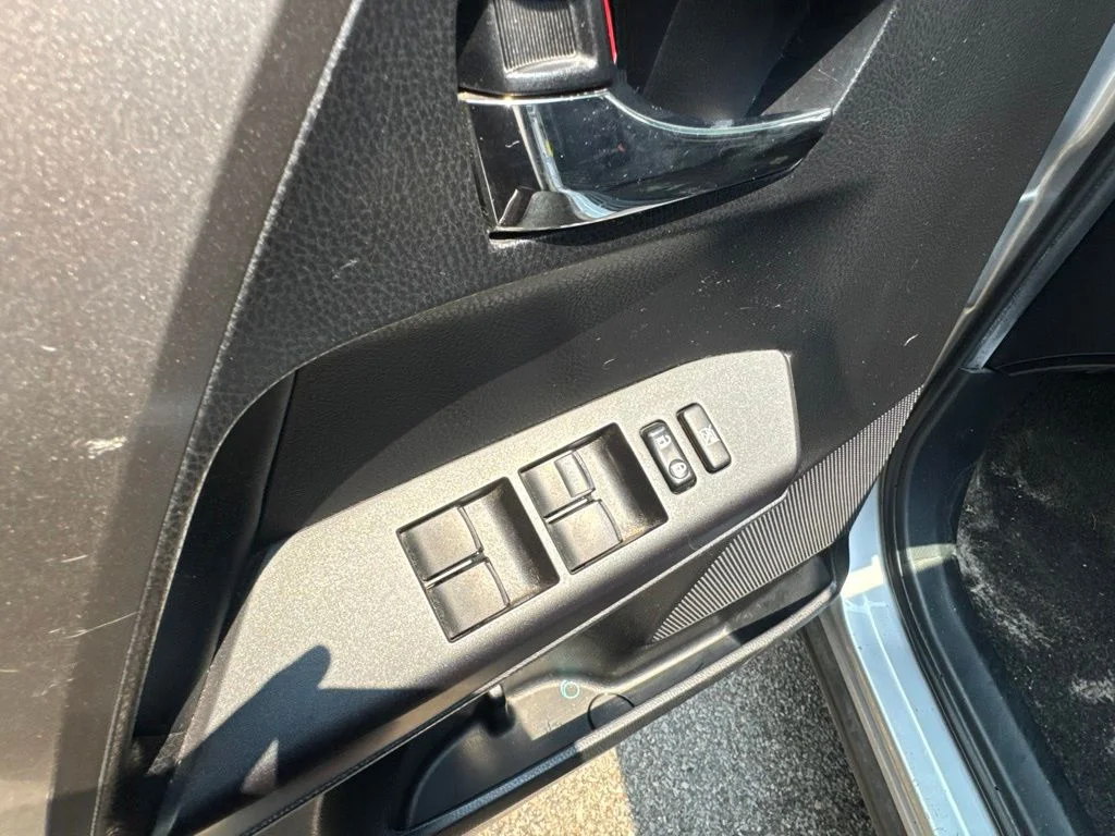 Used 2018 Silver Toyota XLE image 12