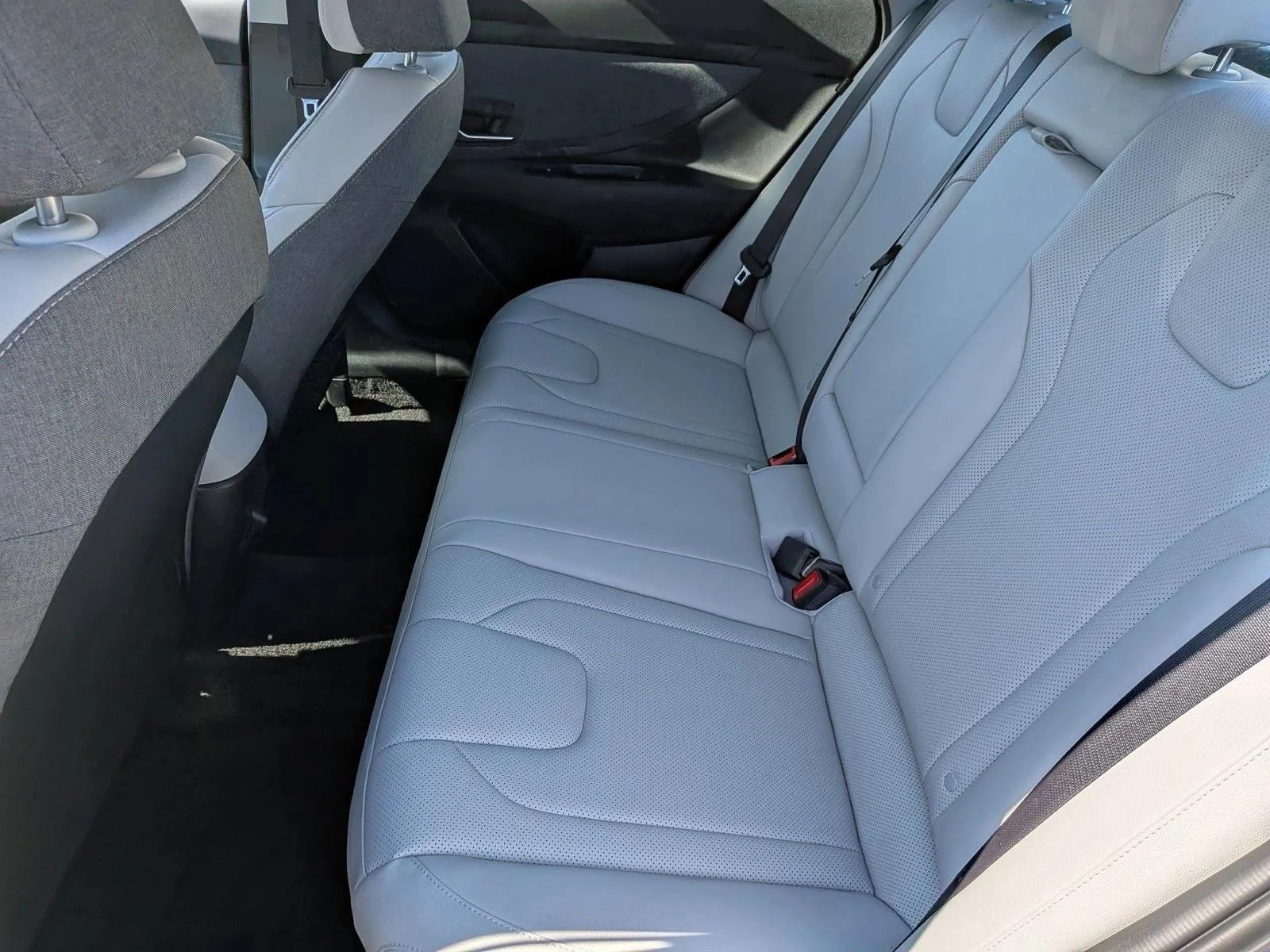 Used 2025 Fluid Metal Hyundai Limited image 18