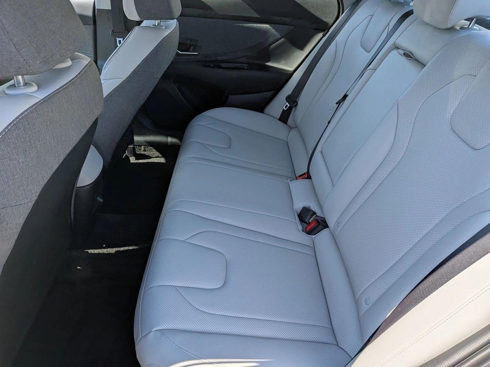 Used 2025 Fluid Metal Hyundai Limited image 18