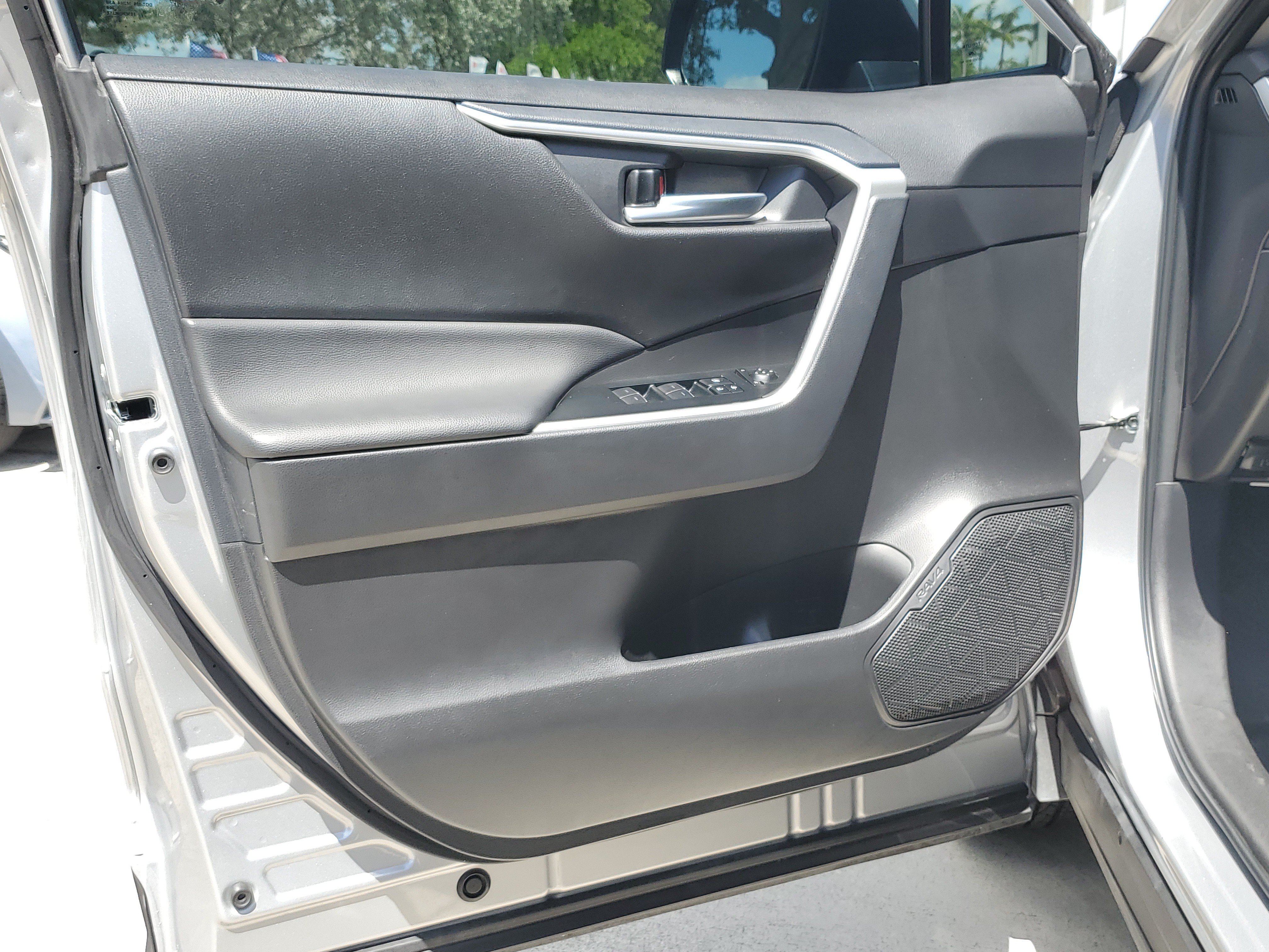 Used 2025 Silver Sky Metallic Toyota XLE image 21