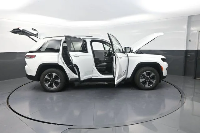 Used 2022 White Jeep 4xe image 37