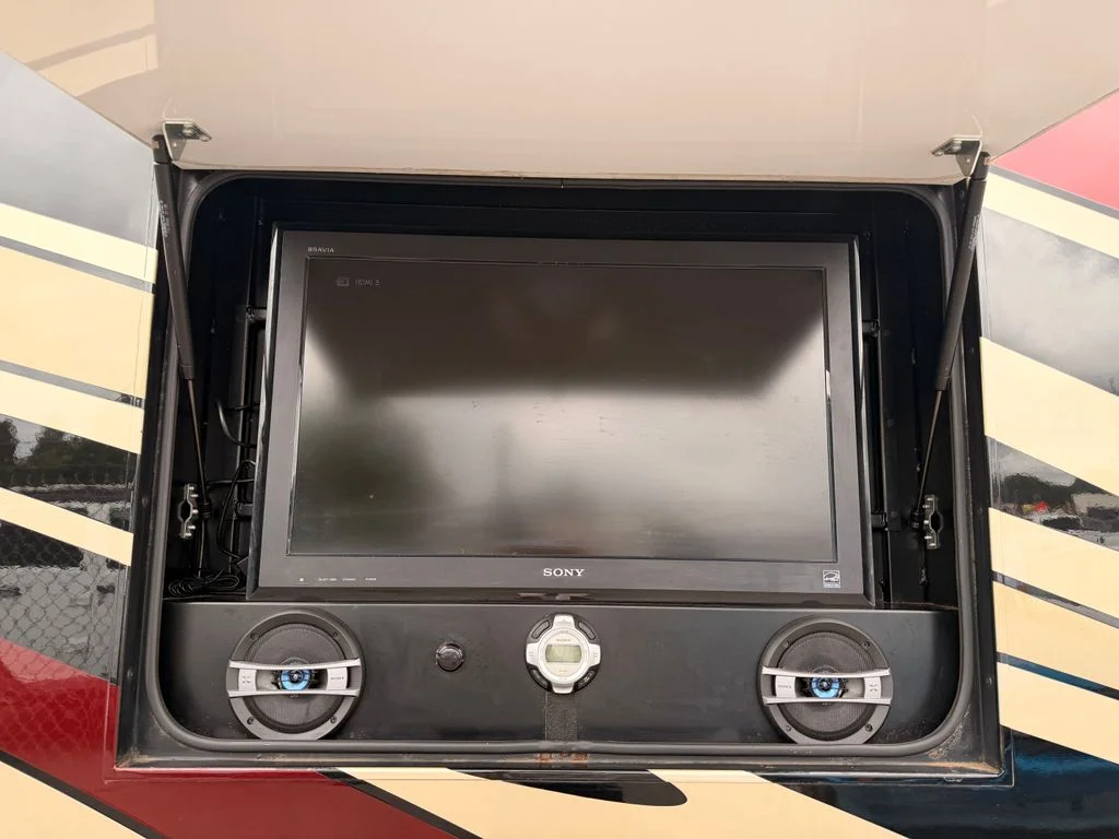 Used 2010 Black Fleetwood 42T image 13