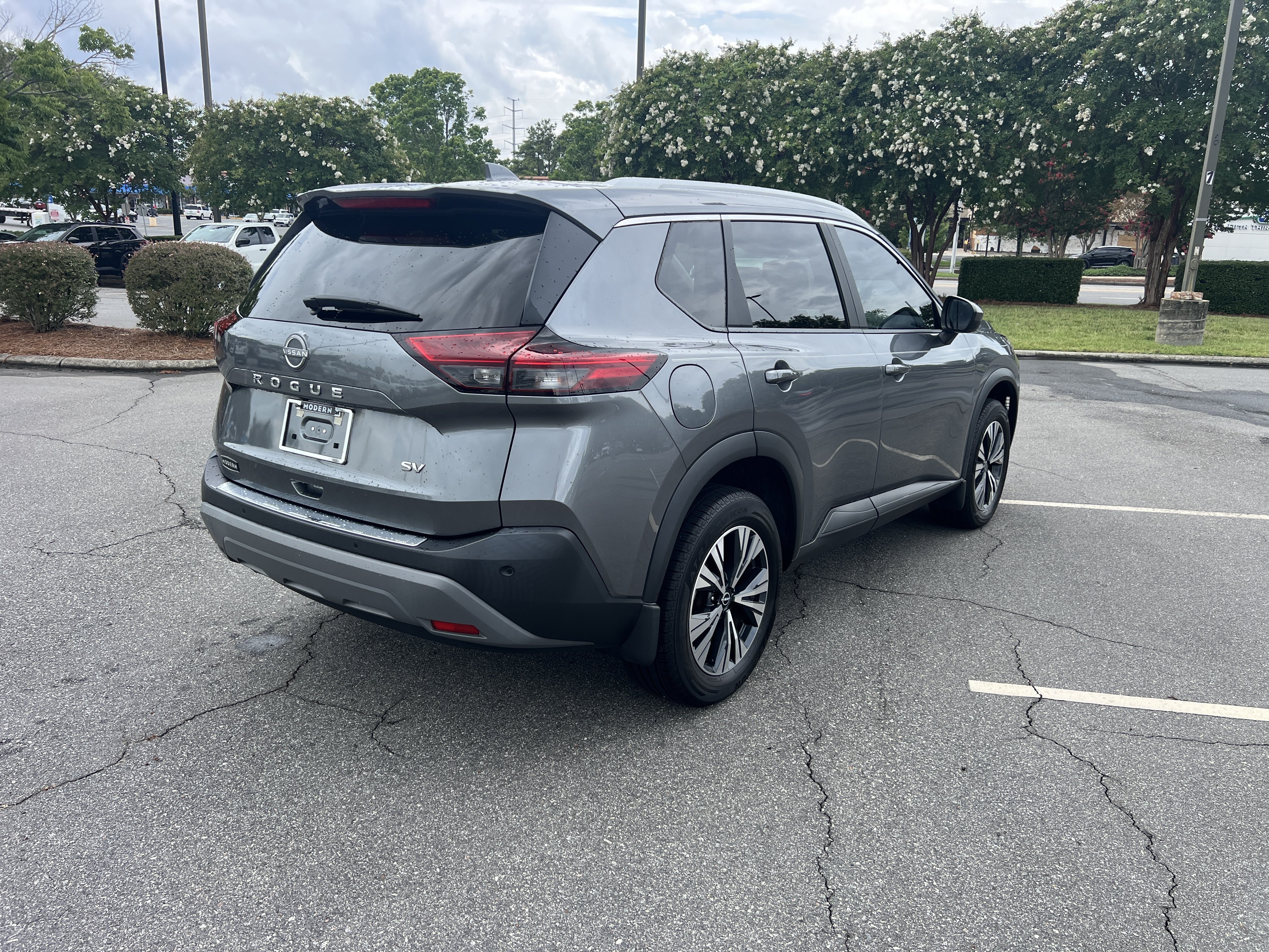 Used 2023 Gun Metallic Nissan SV image 5