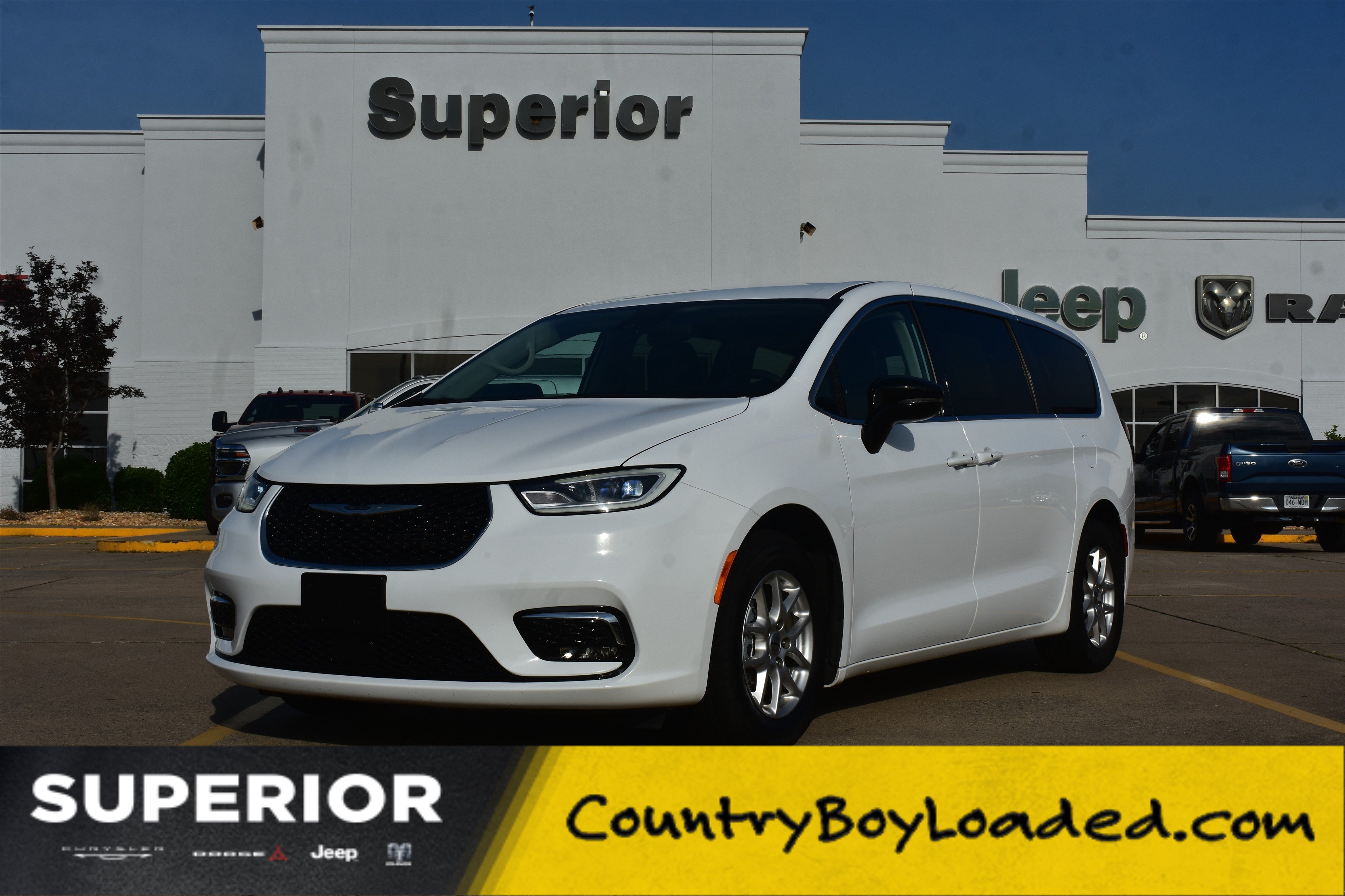 2024 Chrysler Pacifica Touring L's photo