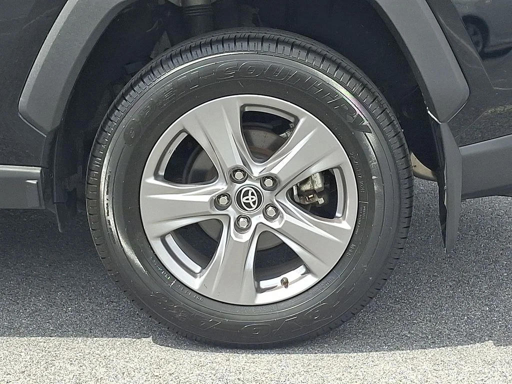 2025 Toyota RAV4 XLE - Photo 8