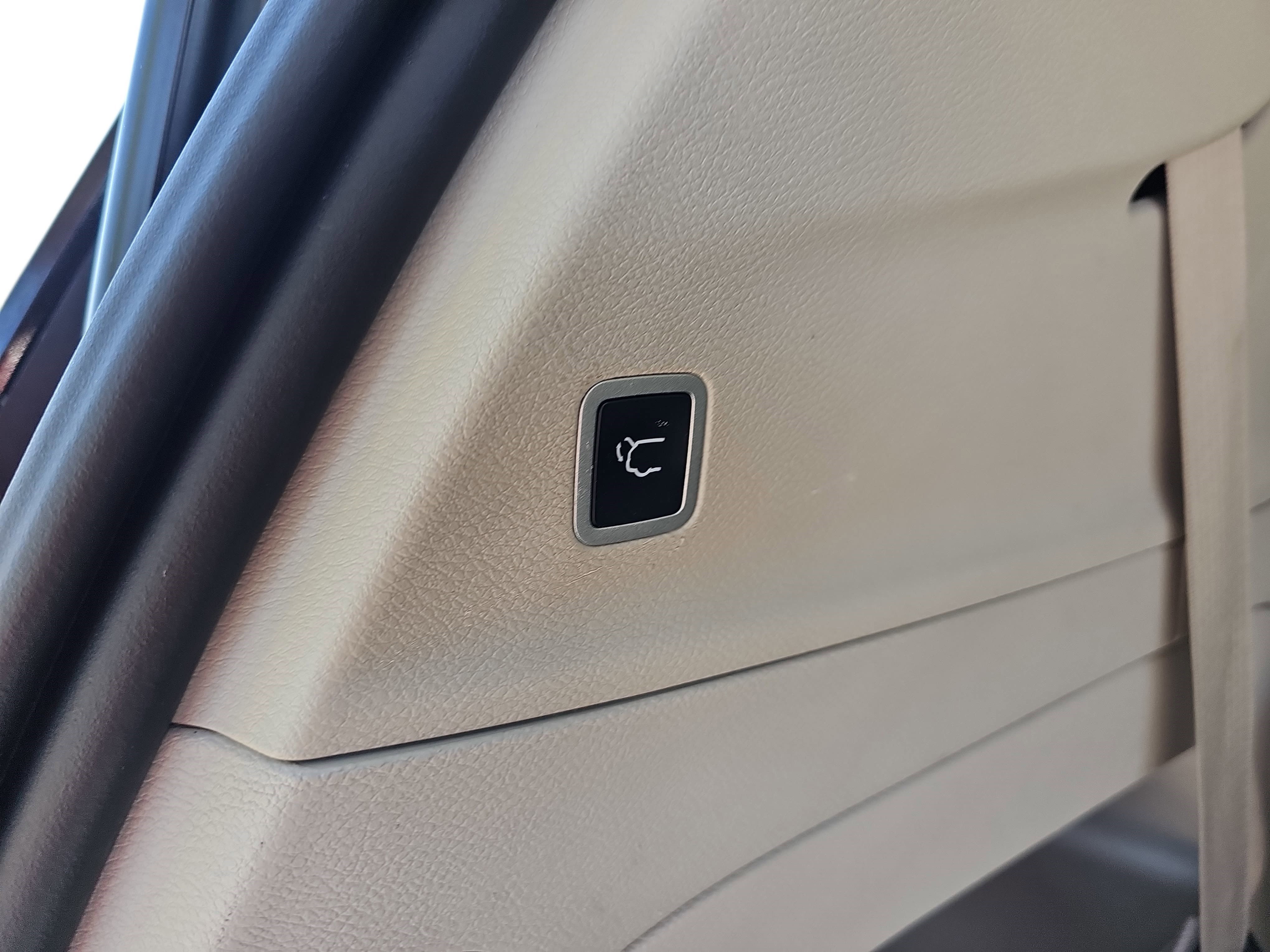 Used 2023 Bright White Clearcoat Chrysler Touring L image 28