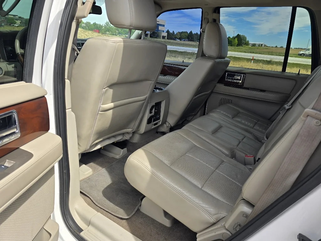 Used 2013 White Platinum Metallic Tri-Coat Lincoln  image 15