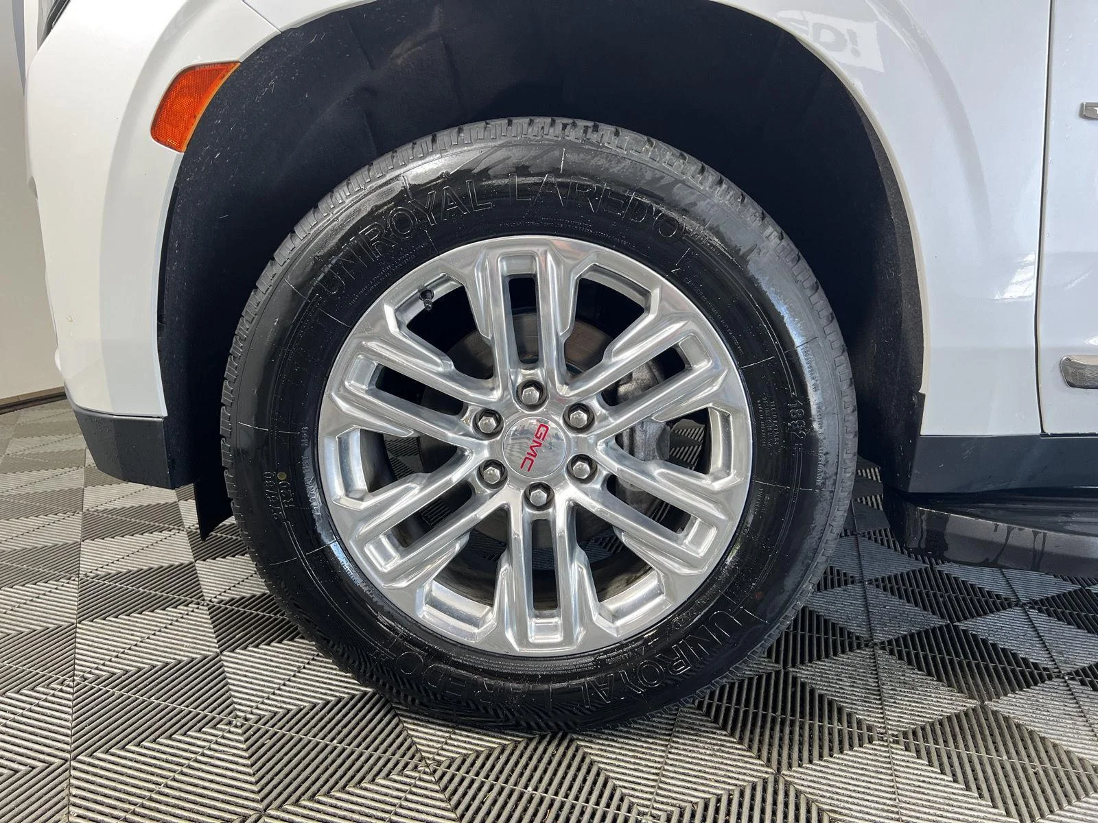 Used 2022 White Frost Tricoat GMC SLT image 38