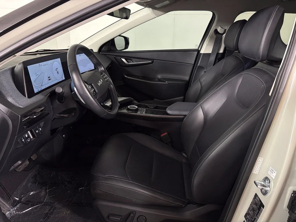 Used 2023 White Kia Wind image 17