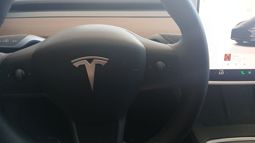 Used 2024  Tesla Standard Range image 9