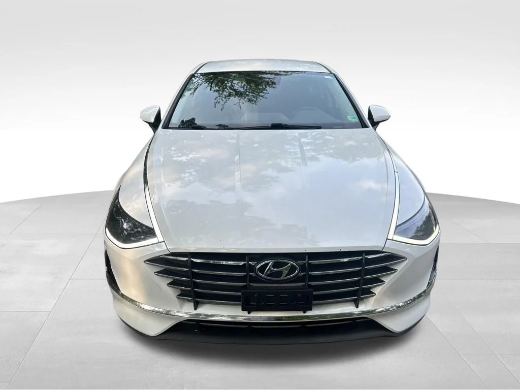 Used 2023 White Hyundai SE image 9