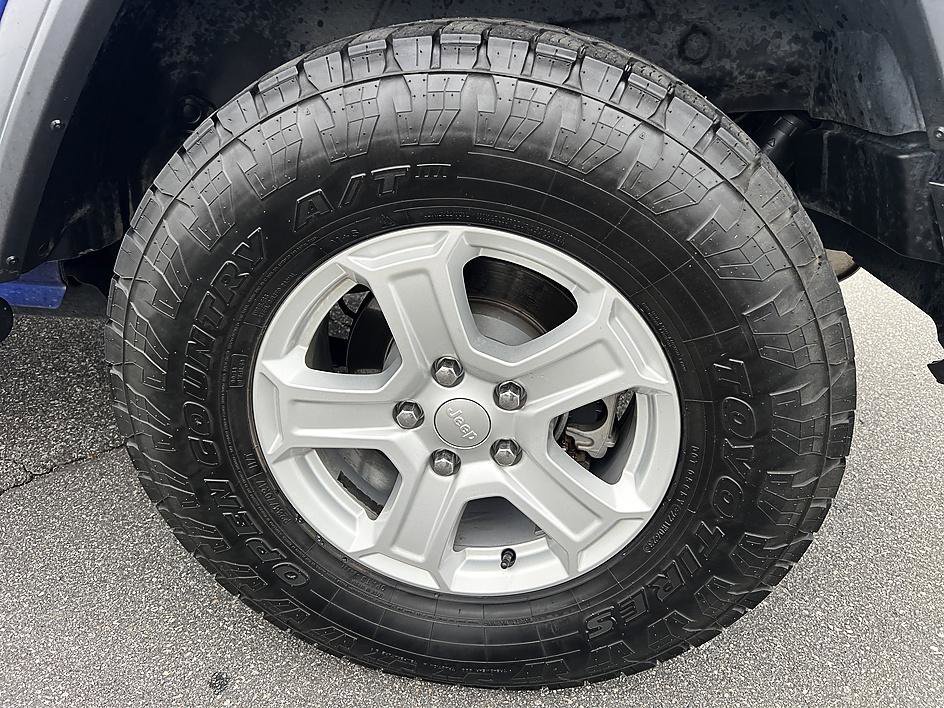 Used 2018 Ocean Blue Metallic Clearcoat Jeep Sport S image 10