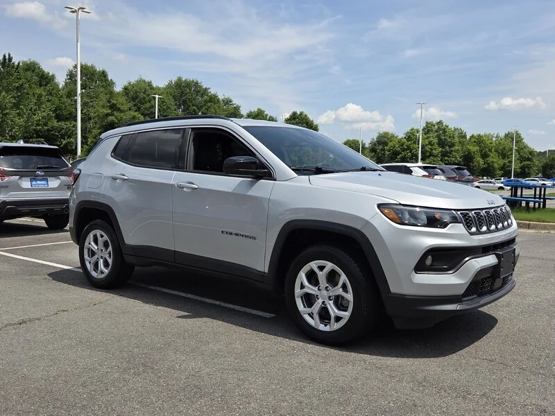 Used 2024 Silver Zynith Metallic Clearco JEEP LATITUDE image 7