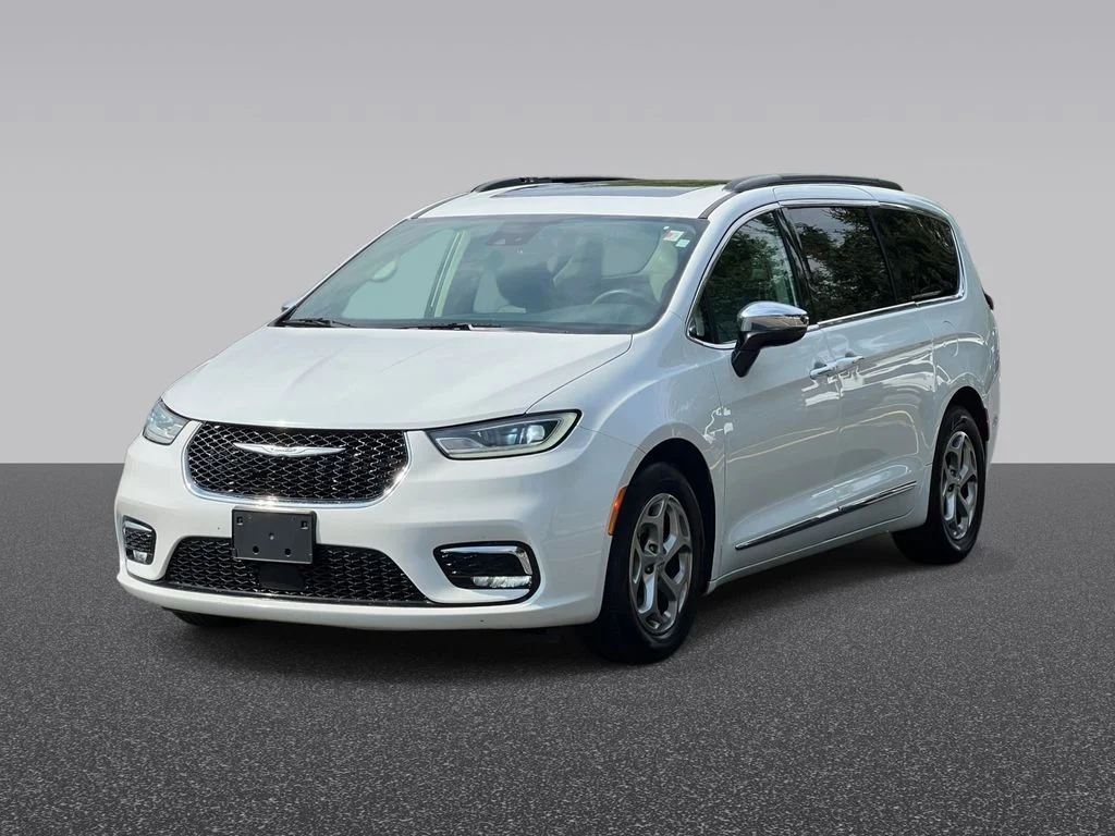Used 2023 White Chrysler Limited image 2