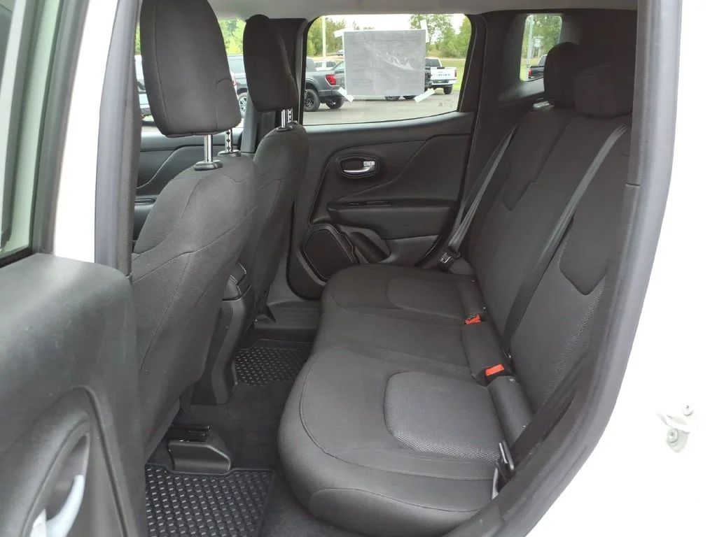 Used 2023 White Jeep Latitude image 11