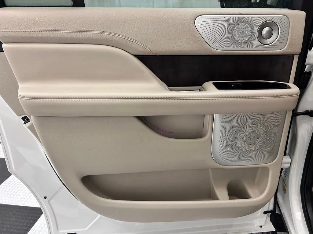 Used 2020 White Lincoln Reserve image 13