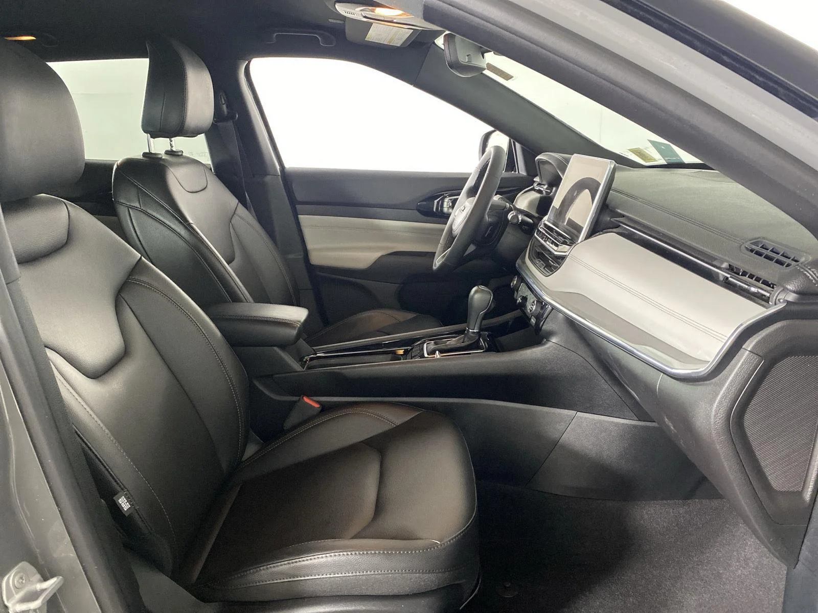 Used 2024 Sting-Gray Clearcoat Jeep Limited image 25
