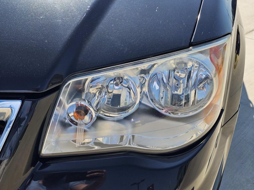 Used 2015 Black Chrysler Touring-L image 5