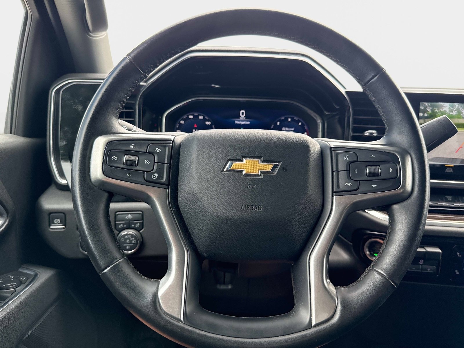 Used 2025 Summit White Chevrolet LT image 28