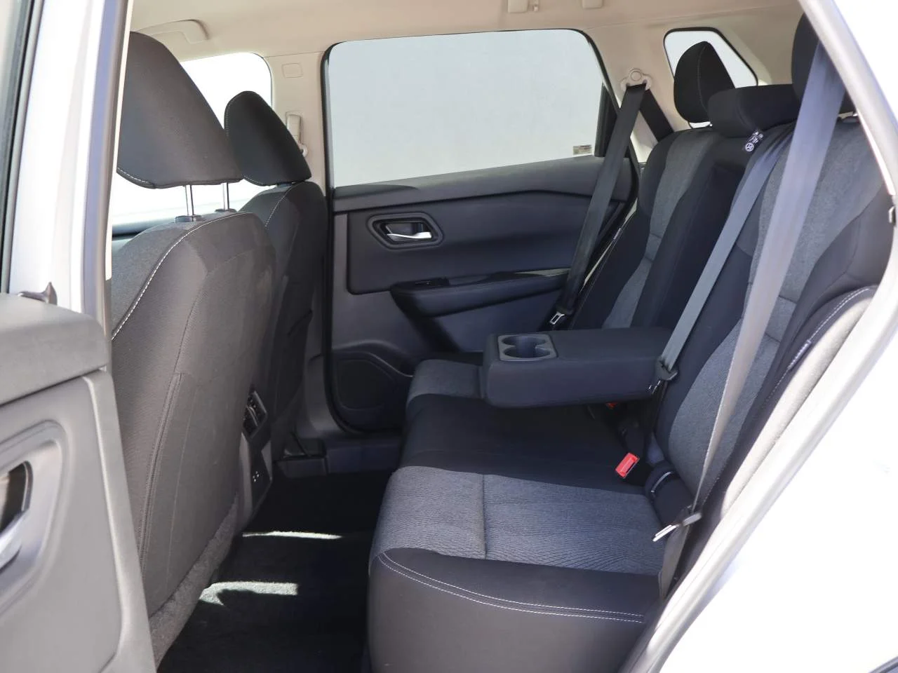 2025 Nissan Rogue SV - Photo 10