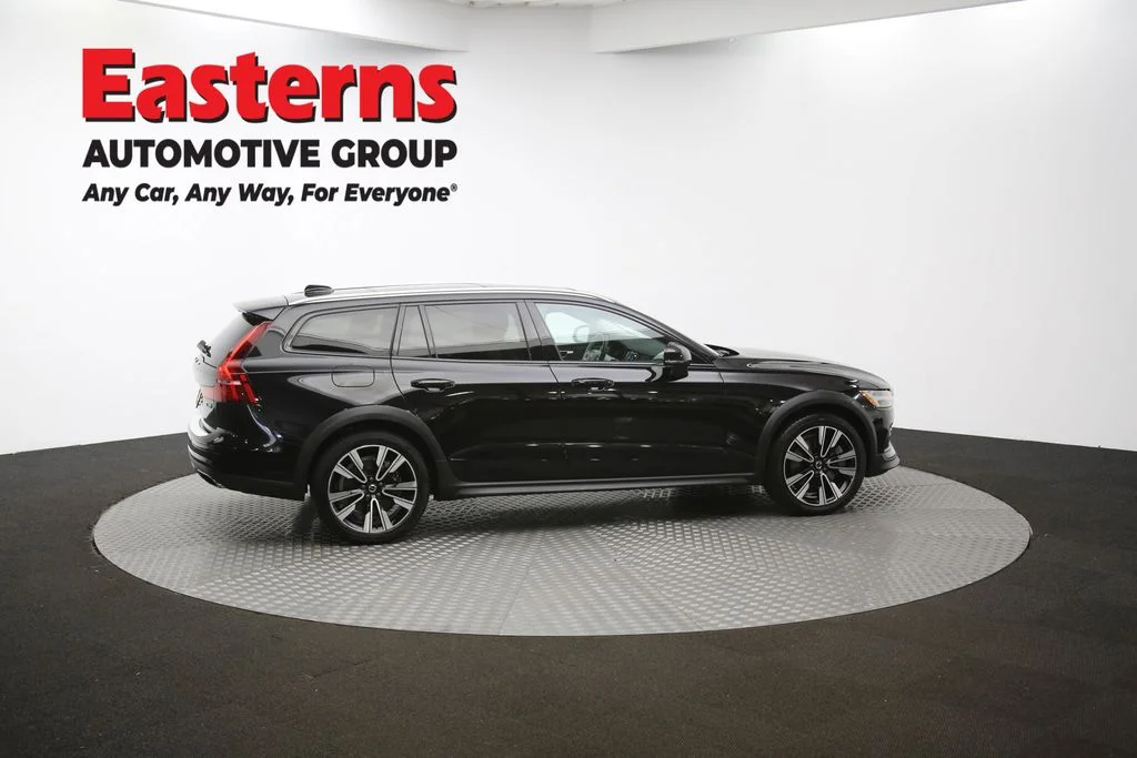 Used 2022 Black Volvo T5 image 42