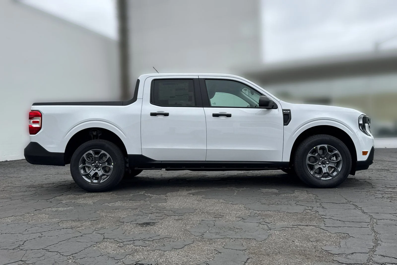 New 2026 Oxford White Ford XLT image 2