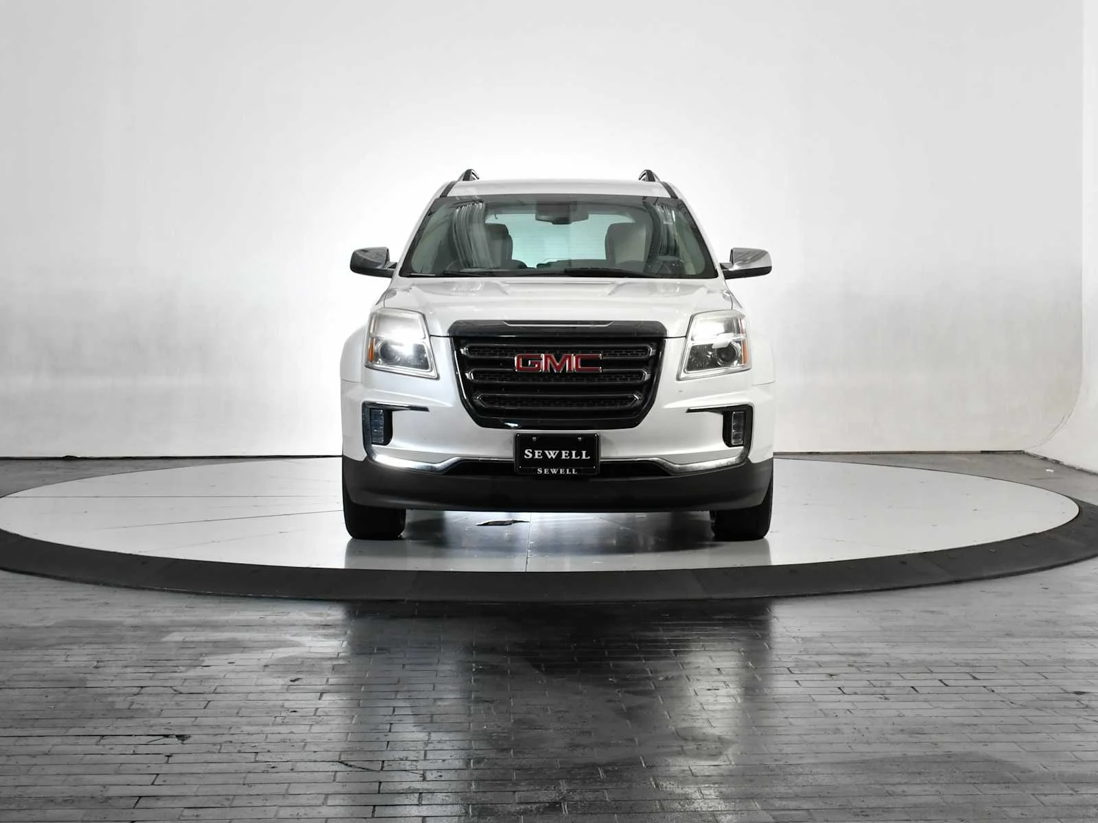 Used 2017 White Frost Tricoat GMC SLT image 8