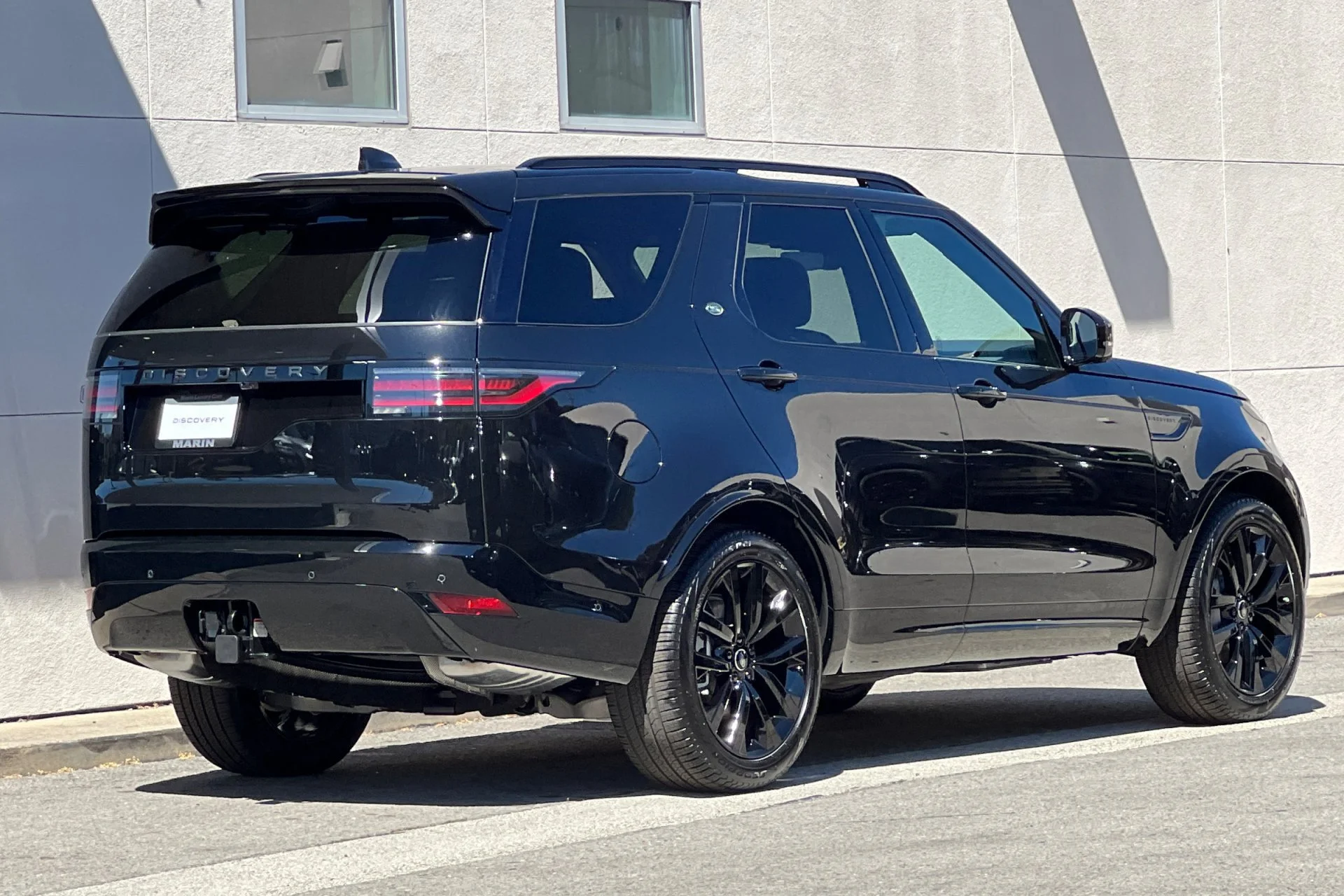 New 2026 Santorini Black Land Rover Dynamic SE image 2