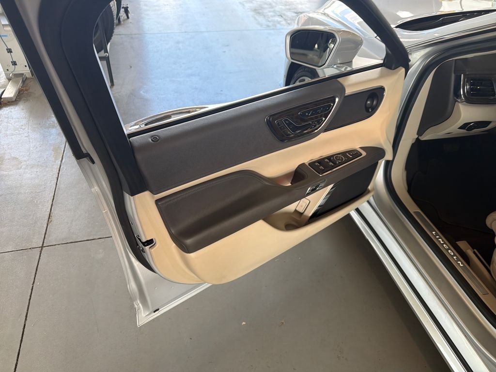 Used 2019 Silver Lincoln Reserve image 12