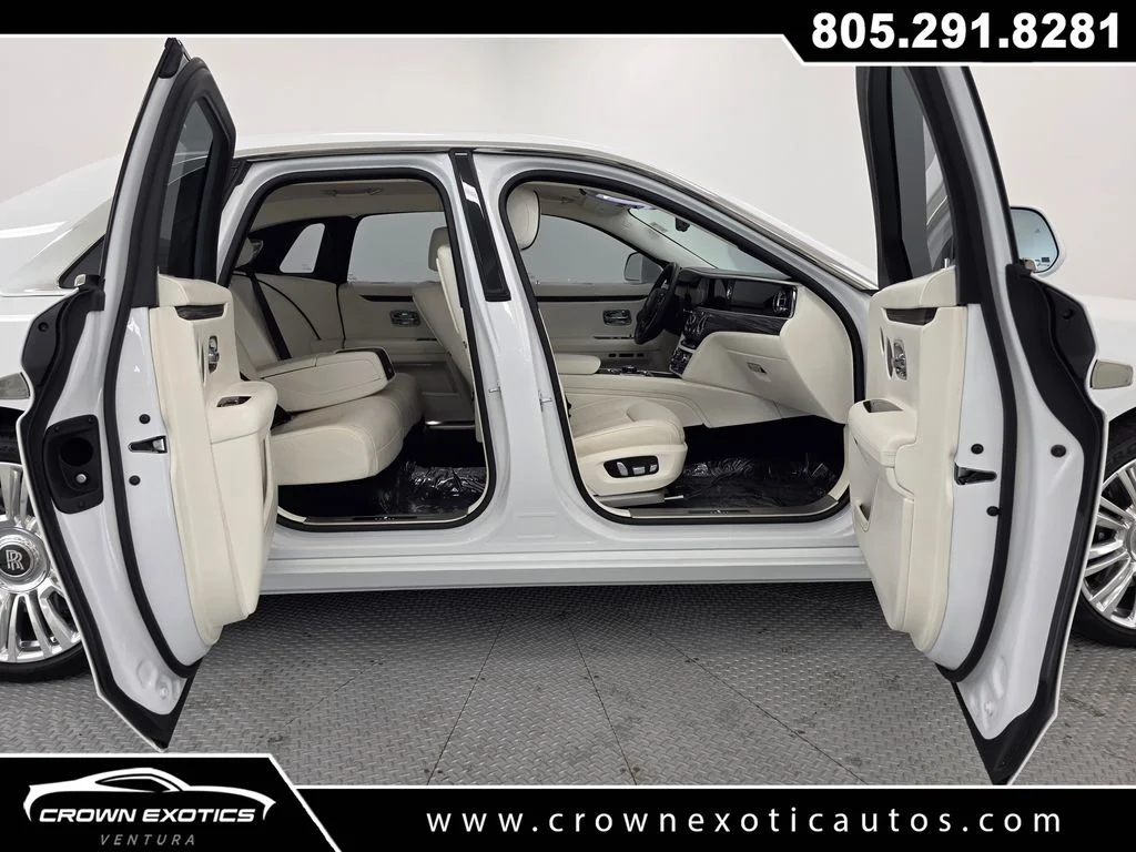 Used 2021  Rolls-Royce Base image 15