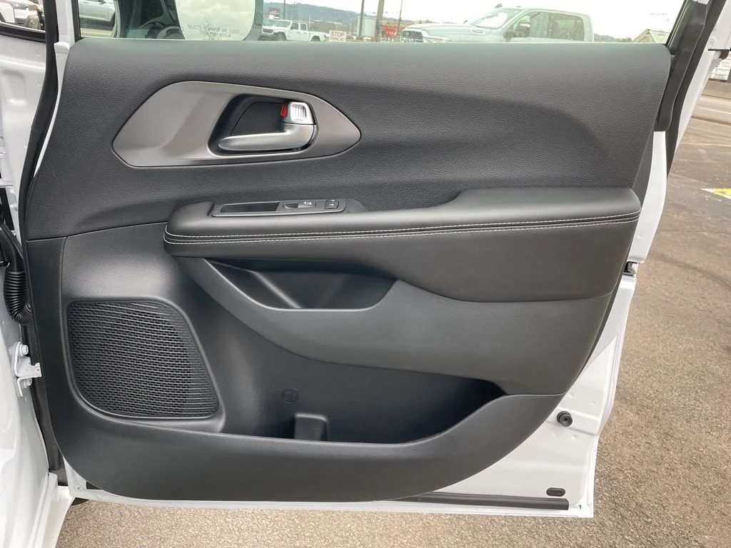 New 2026 Bright White Clear-Coat Exterior Paint Chrysler Select image 15
