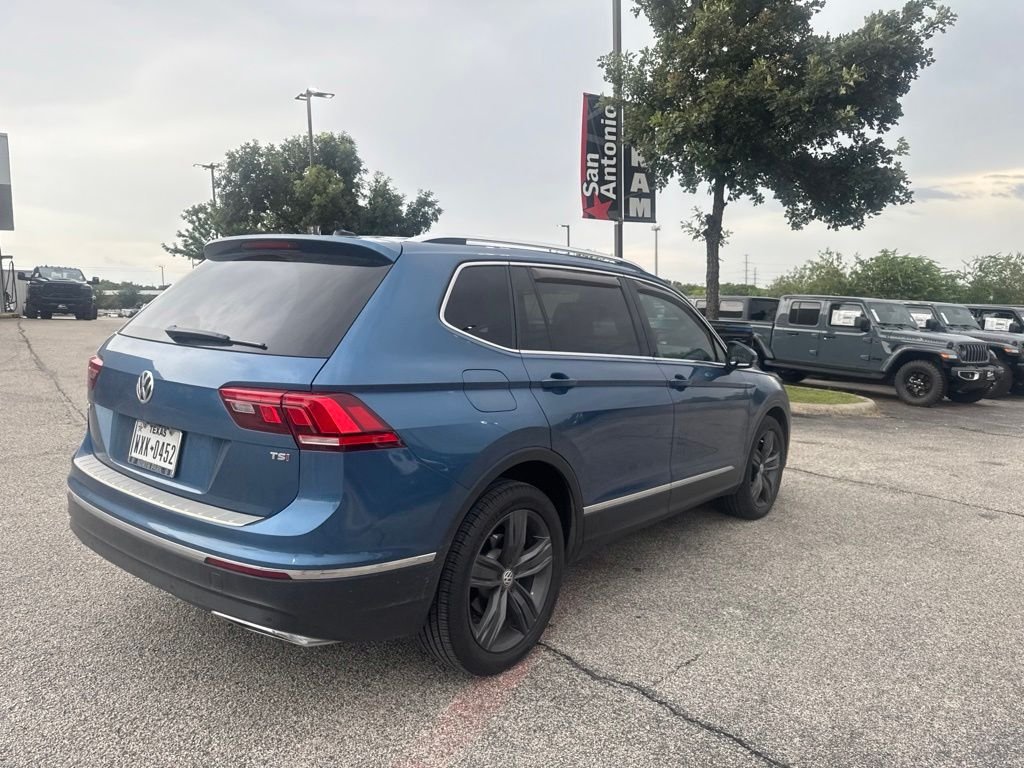 Used 2018 Blue Volkswagen 2.0T SEL Premium image 25