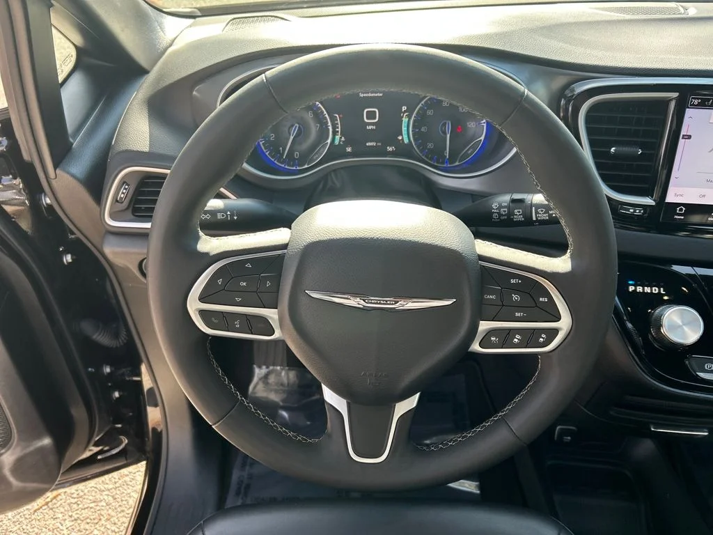 Used 2025 Black Chrysler Select image 19