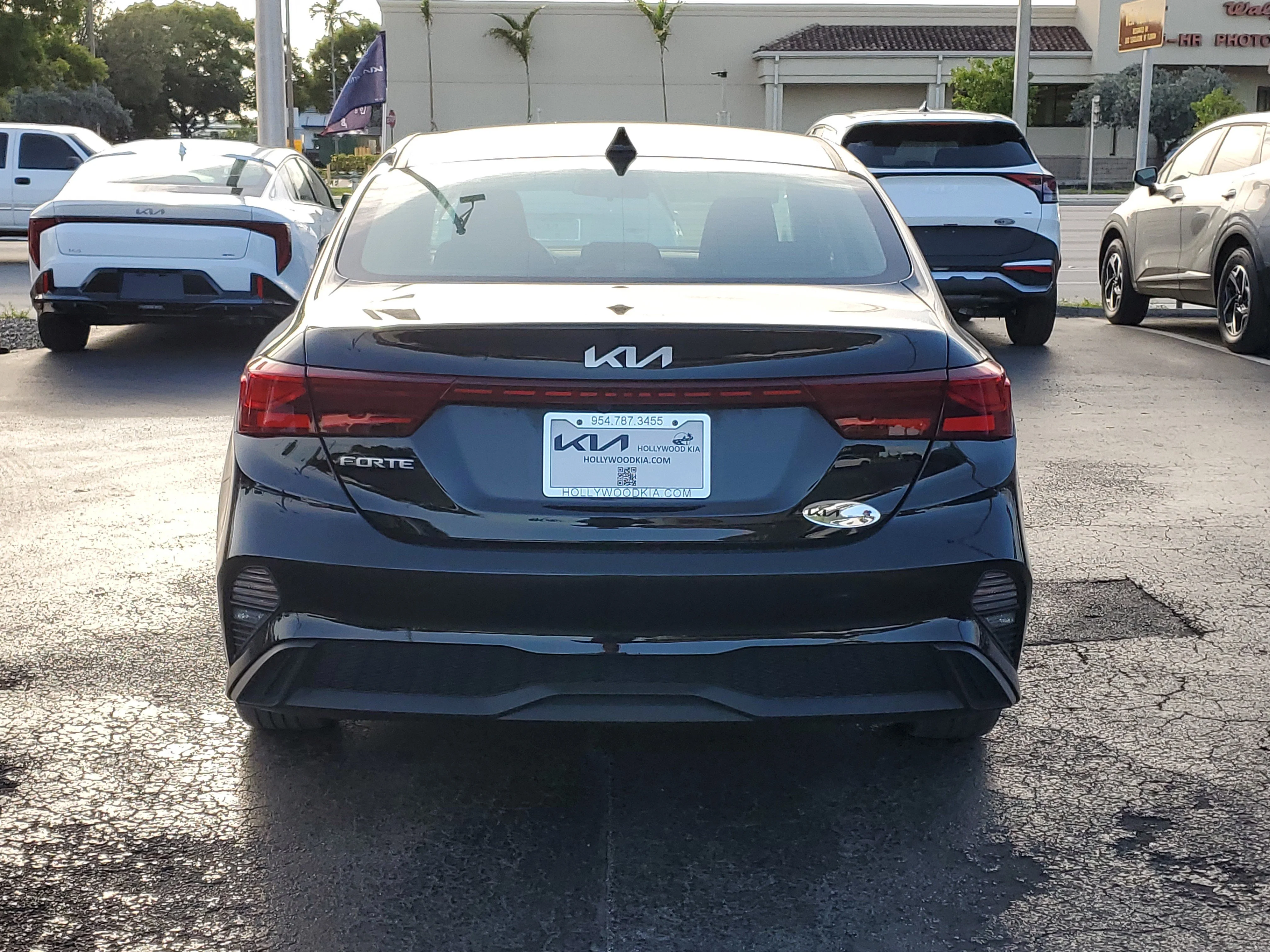 New 2022 Aurora Black Kia LXS image 5