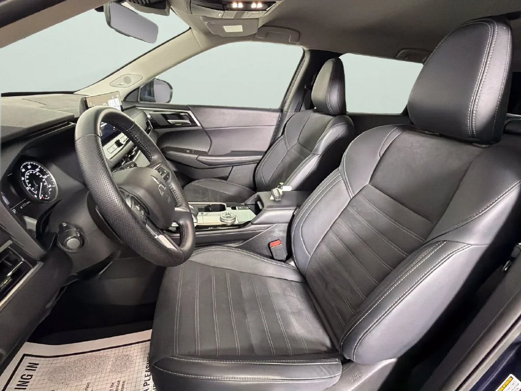 Used 2025  Mitsubishi SE image 18
