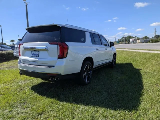 Used 2022 WHITE FROST TRICOAT GMC Denali image 3