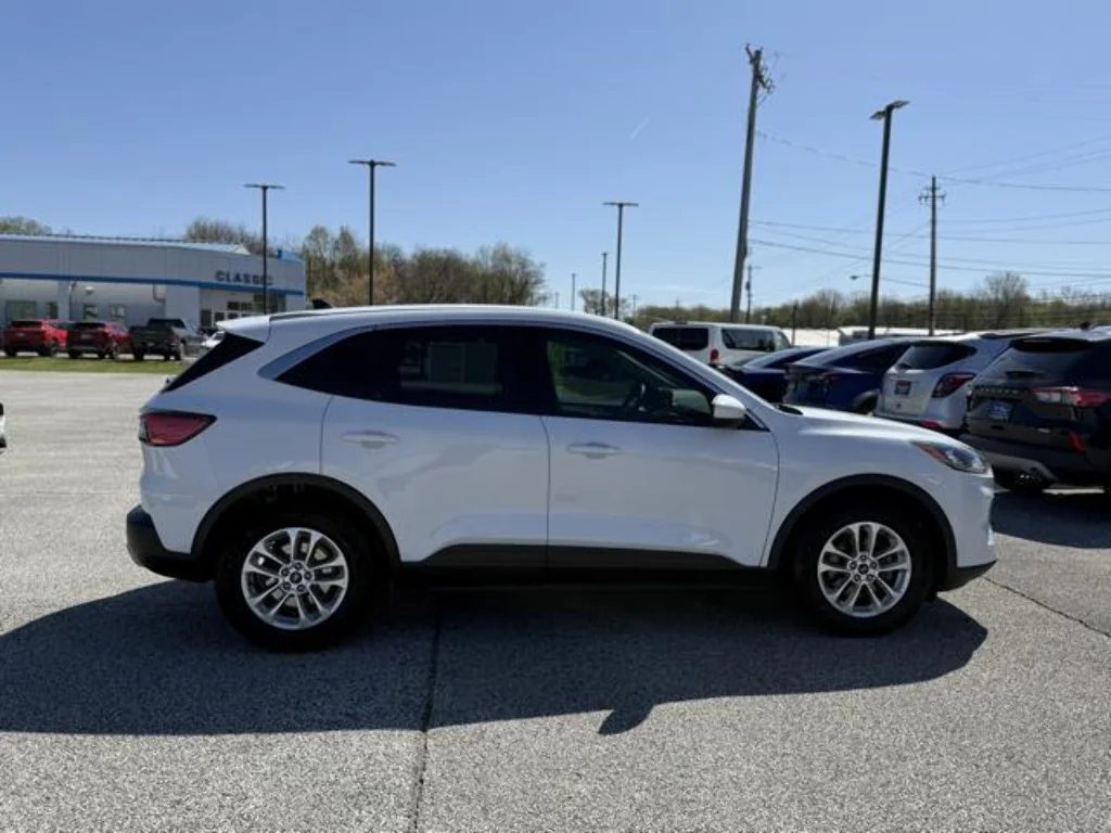 Certified Used 2020 Oxford White Ford SE image 8