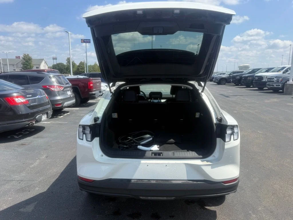 Used 2022 White Metallic Ford Select image 44
