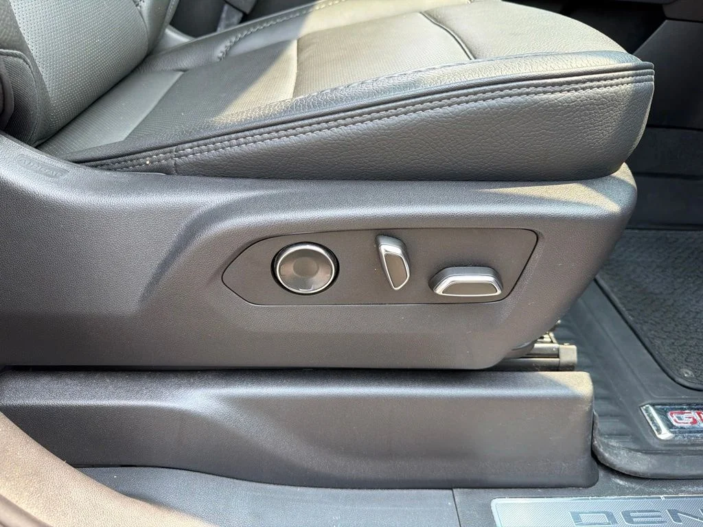 Used 2025 White GMC Denali image 29