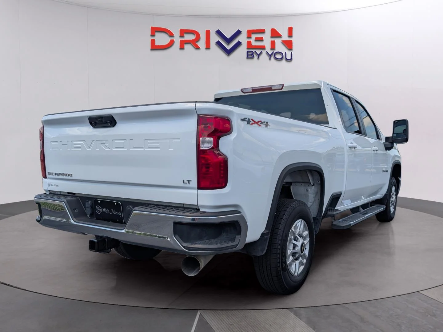 Used 2024 Summit White Chevrolet LT image 5