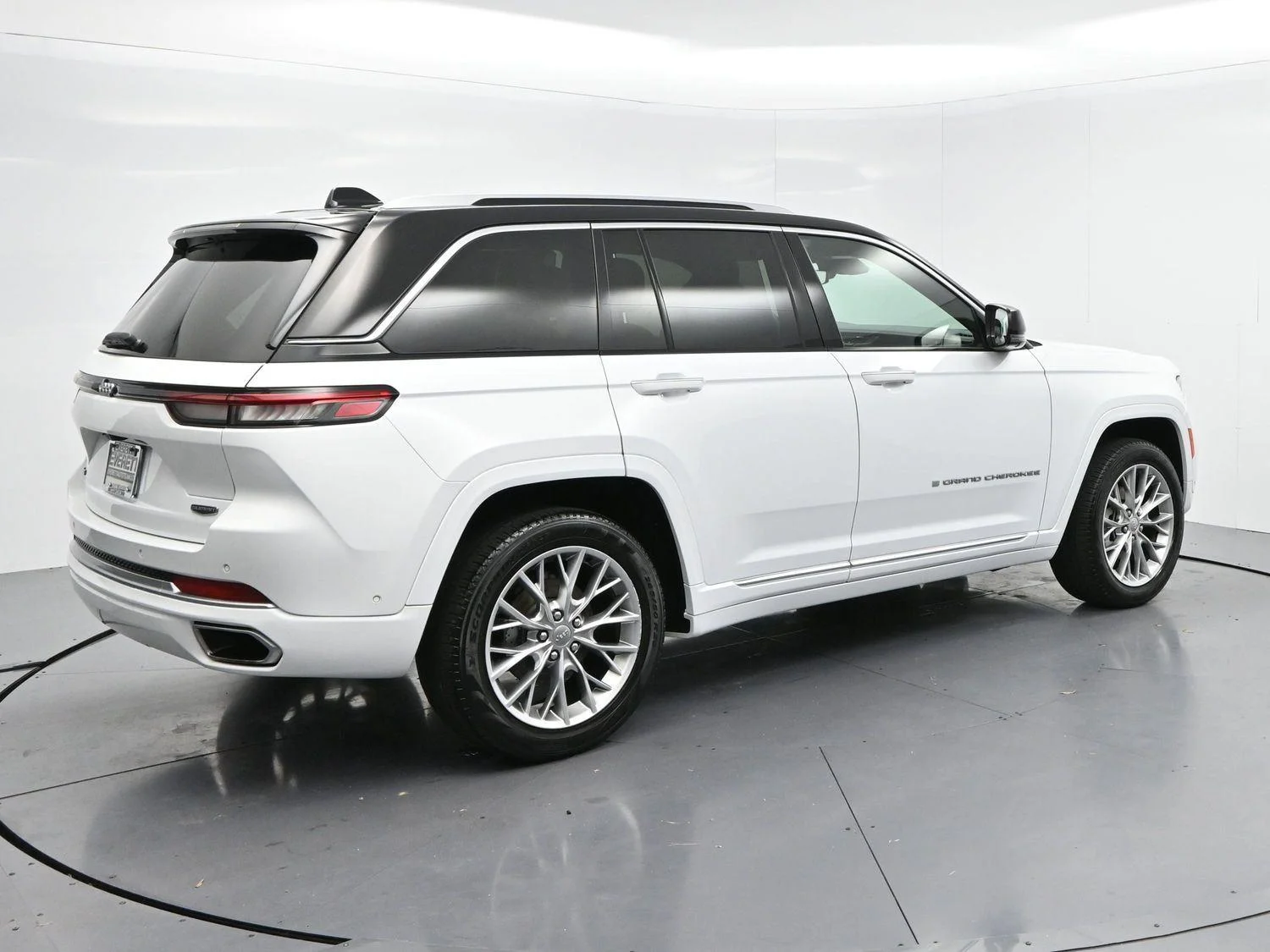 Used 2022 White Jeep Summit image 7