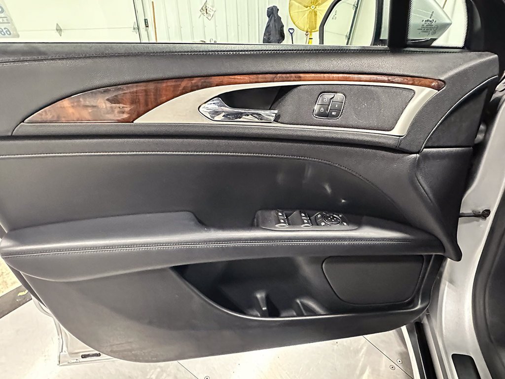 Used 2017 Silver Lincoln Reserve image 18