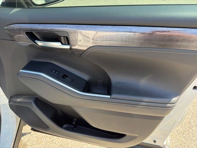 Used 2021 Blizzard Pearl Toyota Platinum image 20