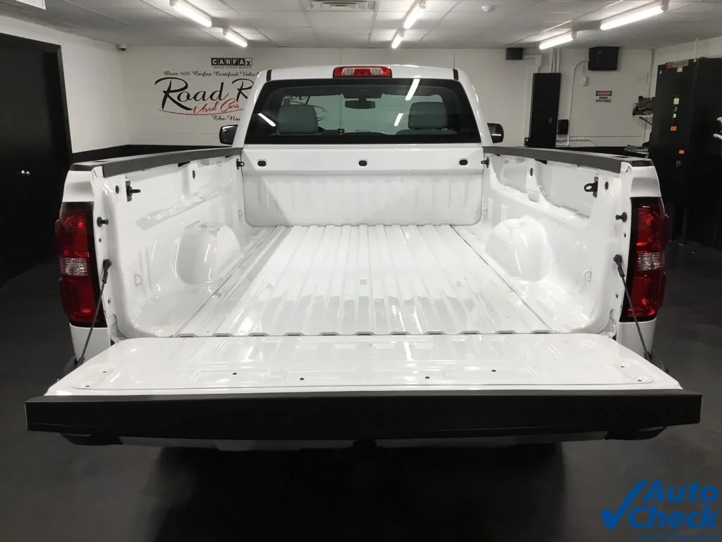 Used 2018 White GMC Base image 12