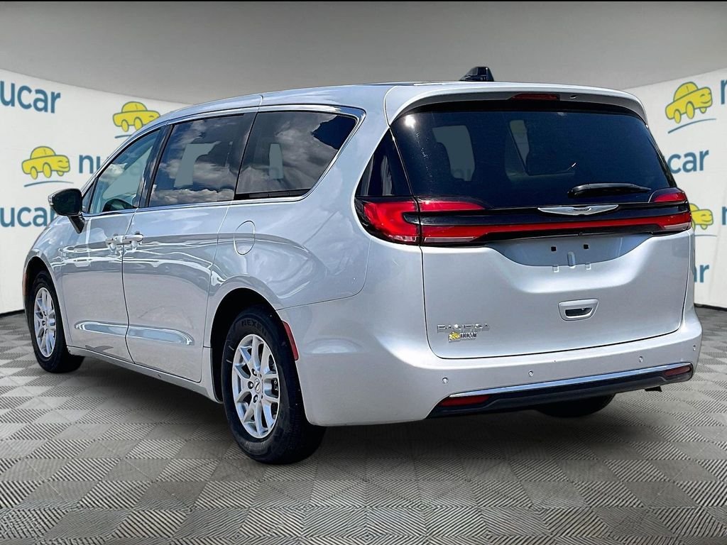 Used 2023 Silver Mist Clearcoat Chrysler Touring L image 4
