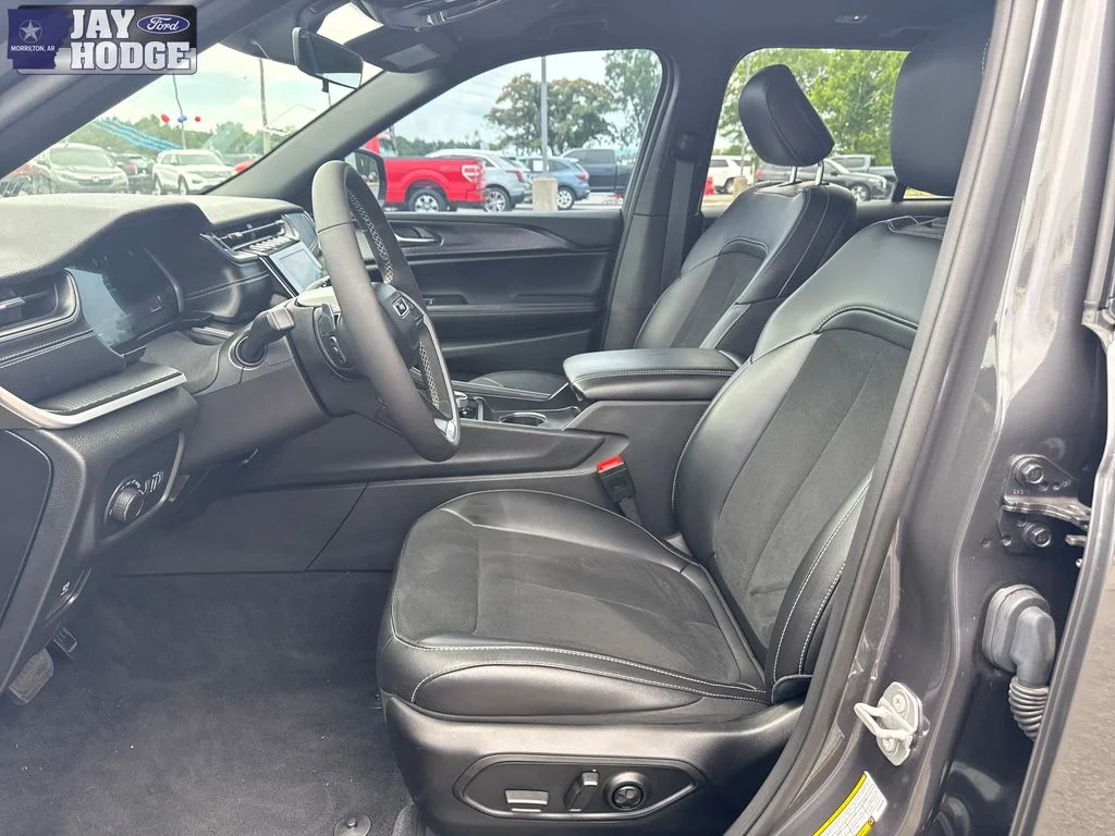Certified Used 2025 Metallic Jeep Altitude image 22